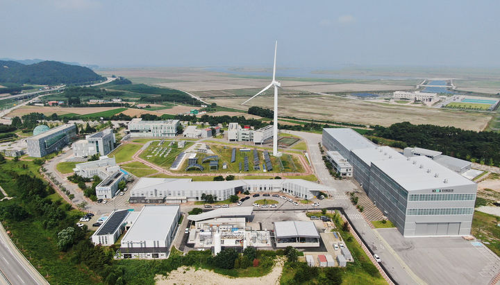 [서울=뉴시스] 전북 부안 신재생에너지단지 내에 위치한 현대건설 수전해 기반 수소 생산기지 전경. 2025.09.24. (사진=현대건설 제공) photo@newsis.com&nbsp; *재판매 및 DB 금지