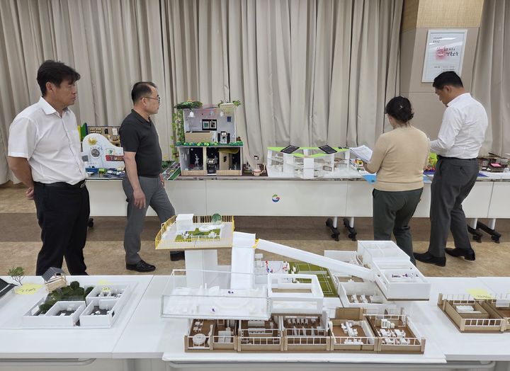 [안동=뉴시스] '2025 경북형 미래학교 디자인 공모전' 심사장면. (사진=경북교육청 제공) 2025.09.24 photo@newsis.com *재판매 및 DB 금지