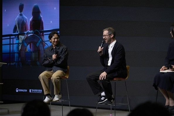 한국콘텐츠진흥원은 22일 서울 슈피겐홀에서 '2025 대중문화예술 제작스태프 역량강화 프로그램'중 하나인 '글로벌 세미나'를 개최했다. 사진은 강사진으로 참여한 박천휴(왼쪽) 작가와 윌 애런슨 작곡가. (사진=콘진원 제공) *재판매 및 DB 금지