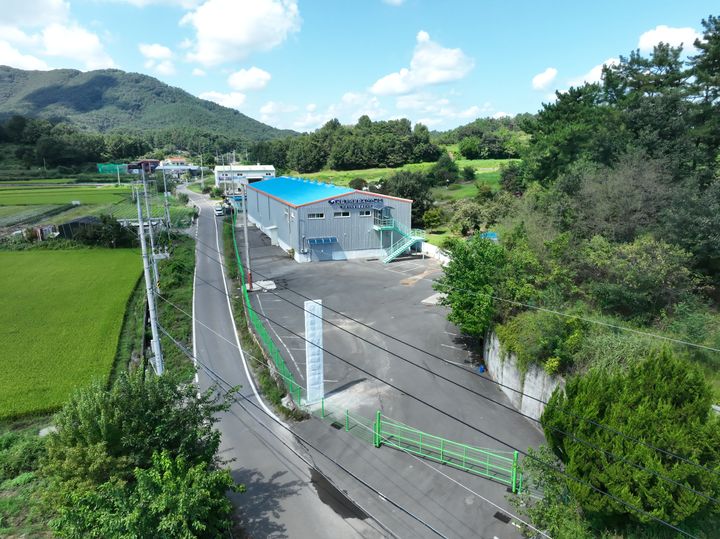 [서울=뉴시스] 새 단장(리모델링)을 앞두고 있는 함안 가야리 유적지 폐공장 전경 (사진=제공) 2025.09.24. photo@newsis.com *재판매 및 DB 금지