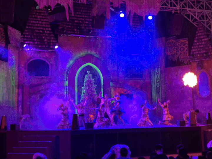 [용인=뉴시스] 전병훈 기자 = 지난 23일 경기 용인에 위치한 에버랜드 블러드 시티에서 '크레이지 좀비 헌트 인 오즈' 공연이 진행되고 있다. *재판매 및 DB 금지