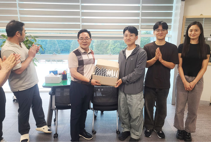 [진주=뉴시스]경상국립대 약학대학 생약동아리 '심마니', 아로마 스프레이 기부.(사진=경상국립대 제공).2025.09.24.photo@newsis.com *재판매 및 DB 금지