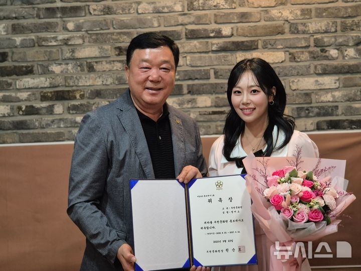 [부천=뉴시스] 정일형 기자 = 권순호 부천문화원 원장(왼쪽)과 홍보대사로 위촉된 가수 장미소. (사진=부천문화원 제공)