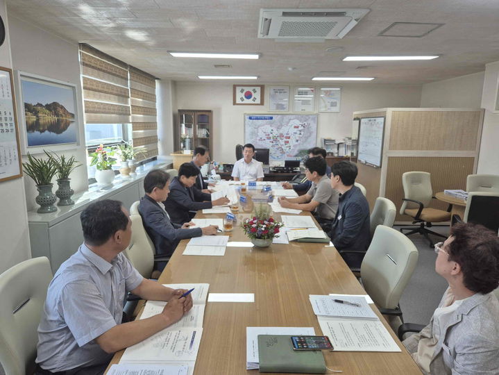 [밀양=뉴시스] 부시장실에서 제1회 밀양시 스포츠마케팅 추진위원회 회의를 하고 있다. (사진= 밀양시 제공) 2025.09.24. photo@newsis.com *재판매 및 DB 금지