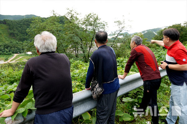 [강릉=뉴시스] 김태겸 기자 = 지난 21일 강원 강릉시 왕산면 오봉저수지의 저수율이 50%를 보이고 있는 가운데 주민들이 나와 저수지를 바라보고 있다. 2025.09.24. patk21@newsis.com