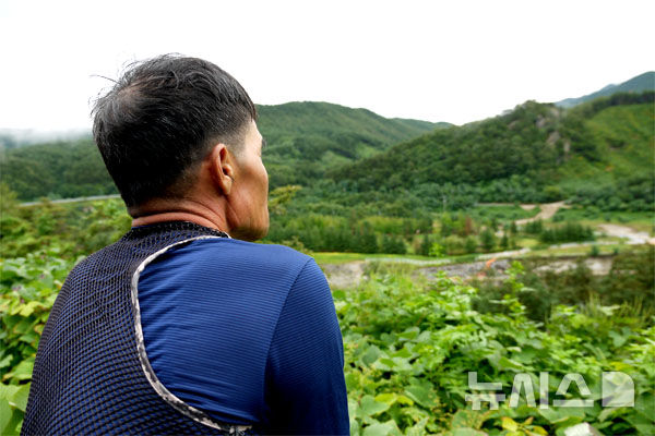 [강릉=뉴시스] 김태겸 기자 = 지난 21일 강원 강릉시 왕산면 오봉저수지의 저수율이 50%를 보이고 있는 가운데 저수지를 바라보고 있는 주민의 모습이다. 2025.09.24. patk21@newsis.com