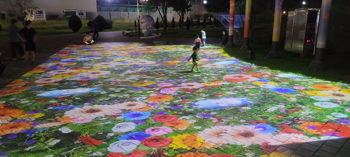 [진주=뉴시스]진주시, 충무공동 물초울공원에 설치된 미디어파사드 ‘인터렉션 콘텐츠’.(사진=진주시 제공).2025.09.24.photo@newsis.com *재판매 및 DB 금지