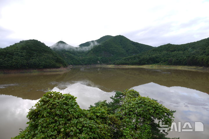 [강릉=뉴시스] 김태겸 기자 = 지난 21일 강원 강릉시 왕산면 오봉저수지의 저수율이 50%를 보이고 있다. 2025.09.24. patk21@newsis.com