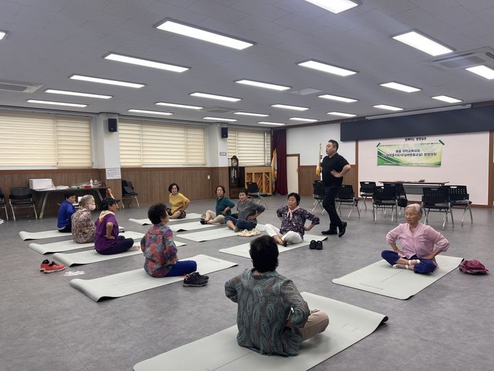 [광주=뉴시스] 광주 서구가 광주보건대학교 RISE 사업과 연계해 추진하는 실버운동 교실. (사진 = 광주 서구 제공) 2025.09.24. newsis.com *재판매 및 DB 금지