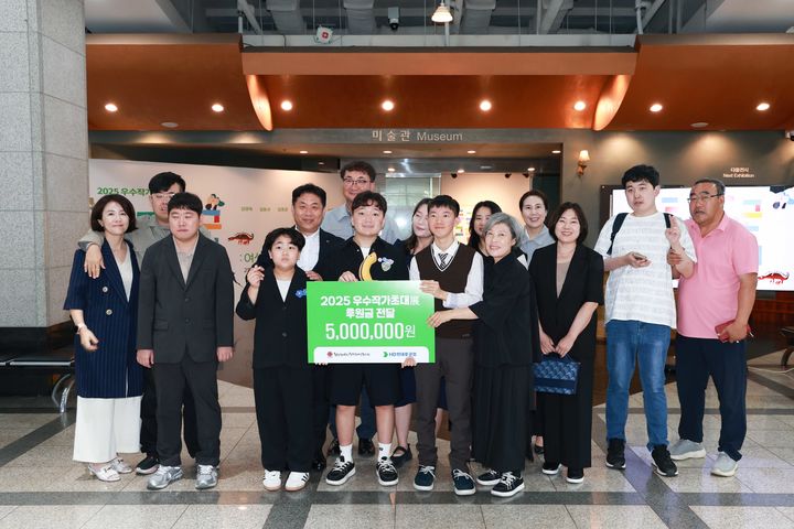 [울산=뉴시스] HD현대중공업이 최근 우수작가 초대전 '두근두근 그림잔치 : 여섯 작가의 상상 여행' 개최를 위한 후원금 500만원을 울산 동구장애인복지관에 전달했다. (사진=HD현대중공업 제공) photo@newsis.com *재판매 및 DB 금지