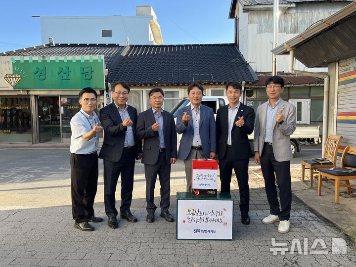 [익산=뉴시스] 추석 명절을 앞두고 '저소득층 그린리모델링 사업' 수혜 가구를 방문한 김대중 전북도의회 경제산업건설위원장과 김형우 전북도 건설교통국장 등이 기념촬영을 하고 있다. (사진= 전북자치도 제공) *재판매 및 DB 금지
