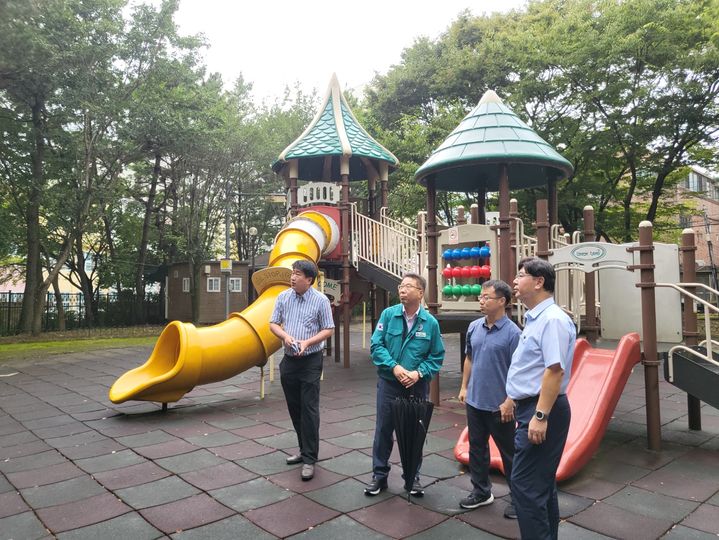[창원=뉴시스] 강경국 기자 = 정현섭 경남 창원시 진해구청장이 석동 동부어린이공원 리모델링 공사 예정지를 점검하고 있다. (사진=창원시청 제공). 2025.09.24. photo@newsis.com *재판매 및 DB 금지