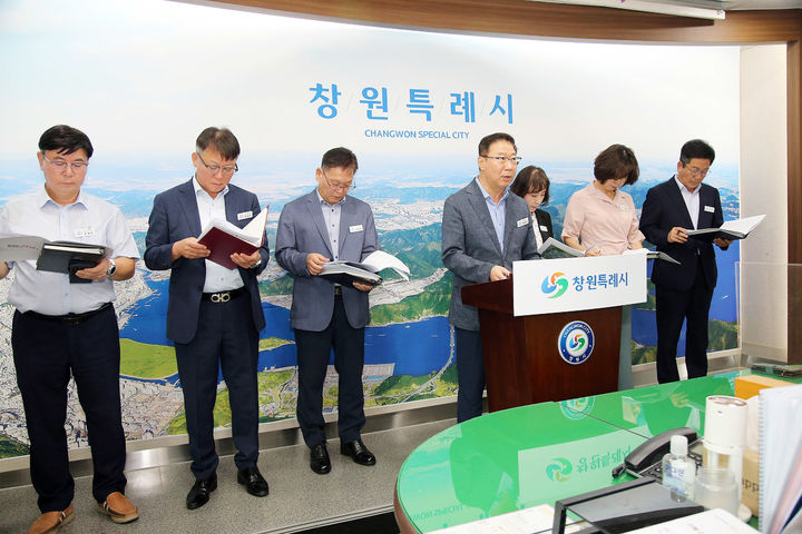 [창원=뉴시스] 강경국 기자 = 정현섭 경남 창원시 진해구청장이 24일 시청 프레스센터에서 하반기 대규모 생활 인프라 개선 사업 추진과 관련해 브리핑을 하고 있다. (사진=창원시청 제공). 2025.09.24. photo@newsis.com *재판매 및 DB 금지