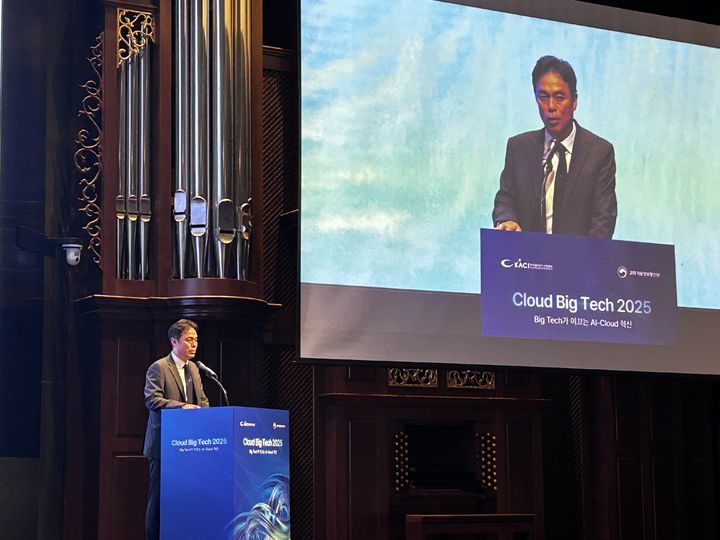 최지웅 한국클라우드산업협회장은 24일 서울 양재 엘타워에서 열린 AI-클라우드 기술 컨퍼런스 '클라우드 빅테크 2025' 에서 환영사 하고 있다. *재판매 및 DB 금지