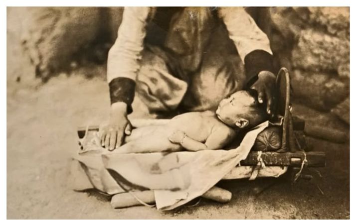 [서울=뉴시스]몽골식 요람 울르기. 울루기는 옛날 몽골 유목민들이 초원에서 말을 타고 이동할 때 아기를 안전하게 보호하는 역할을 했다.(사진출처: 홍콩 사우스차이나모닝포스트 캡처) 2025.09.24.