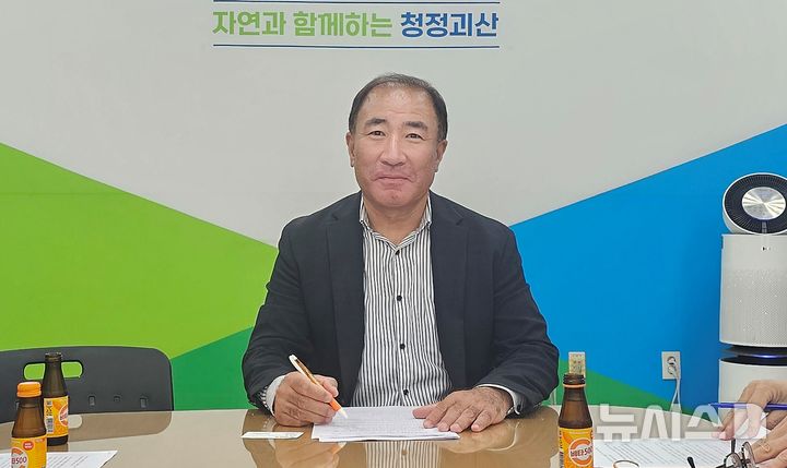 [괴산=뉴시스] 기자 간담회하는 이준경 전 음성부군수 (사진=독자 제공) 2025.09.24. photo@newsis.com *재판매 및 DB 금지