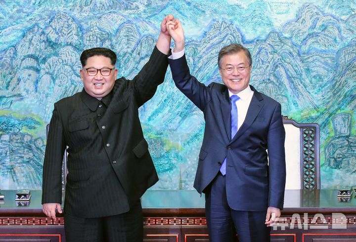 [판문점=뉴시스] 전진환 기자 = 문재인 대통령과 김정은 국무위원장이 27일 오후 판문점 평화의 집에서 열린 남북정상회담에서 한반도의 평화와 번영, 통일을 위한 판문점 선언문에 서명 후 서로 손을 잡고 위로 들어 보이고 있다. 2018.04.27. amin2@newsis.com 