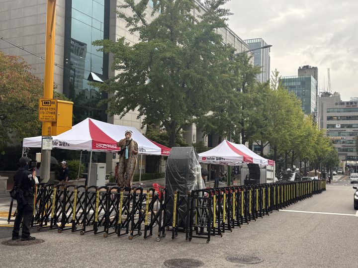 [서울=뉴시스] 김민수 수습기자=신자유연대와 자유대한국민연대는 24일 낮 12시께 서울 서초구 정곡빌딩 인근에서 각각 '김 전 여사 처벌 반대' 집회를 신고했다. 2025.09.24. jmmda@newsis.com *재판매 및 DB 금지