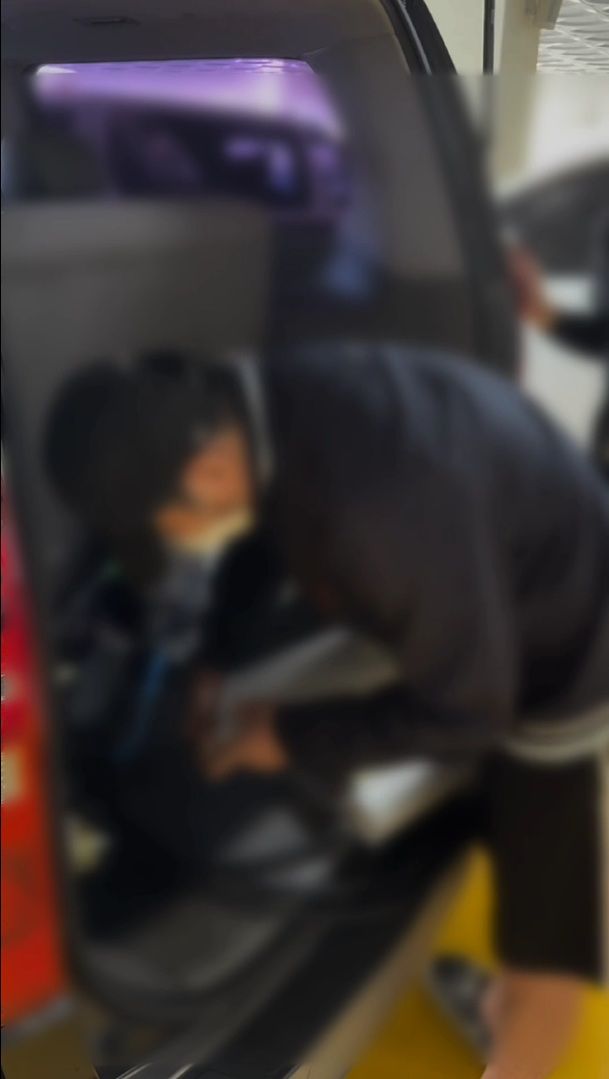 KT 소액결제 사건 피의자 중국인 A씨가 범행에 사용한 펨토셀을 차에 설치 시연하고 있다. (사진=경기남부경찰청 제공) *재판매 및 DB 금지