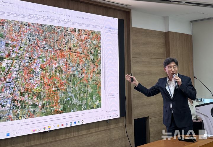 [고양=뉴시스]강재모 한국건설기술연구원(KICT) 지반연구본부 연구위원이 24일 경기 고양 KICT 본원에서 열린 미디어아카데미에서 땅꺼짐(싱크홀) 사고 방지 기술에 대해 설명하고 있다. (사진=KICT 제공)