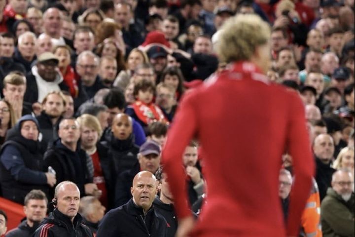 [서울=뉴시스] 잉글랜드 프로축구 프리미어리그(EPL) 리버풀의 공격수 위고 에키티케가 황당한 퇴장을 당해 화제다.&nbsp; (사진=@TheHekitikeEra 엑스 캡처) 2025.09.24 *재판매 및 DB 금지