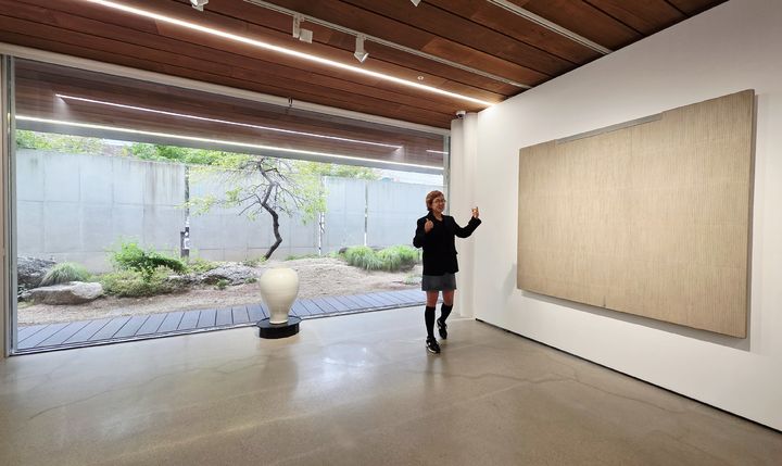 [사진=박현주 미술전문기자]박서보재단에 전시되어 있는 묘법 작품을 이유진 이사가 설명하고 있다. *재판매 및 DB 금지