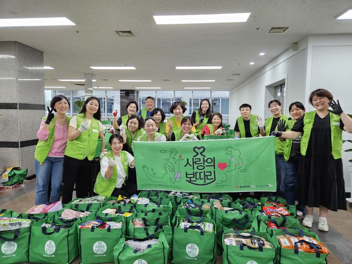 [경산=뉴시스] NGO 단체 대경월드휴먼브리지, '사랑의 보따리' 후원. (사진=경산시 제공) 2025.09.24. photo@newsis.com *재판매 및 DB 금지