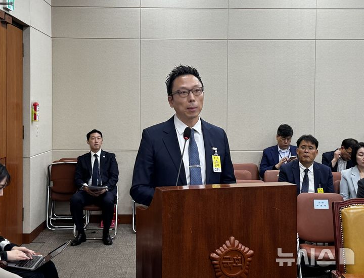 [서울=뉴시스] 심지혜 기자 = 김승주 고려대 교수가 24일 국회 과학기술정보방송통신위원회의 대규모 해킹사고 관련 청문회에서 발언을 하고 있다.