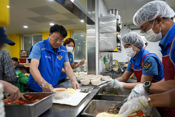 [부산=뉴시스] 24일 추석 명절을 앞두고 남해해양경찰청은 부산 동구 자성대 노인복지관을 찾아 무료 급식 배식 봉사를 진행하고 있다. (사진=남해지방해양경찰청 제공) 2025.09.24. photo@newsis.com *재판매 및 DB 금지
