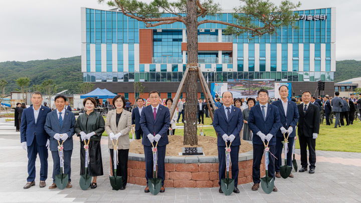 [합천=뉴시스] 합천군농업기술센터 신청사 개청식' 개최 (사진=합천군 제공) 2025. 09. 24. photo@newsis.com *재판매 및 DB 금지