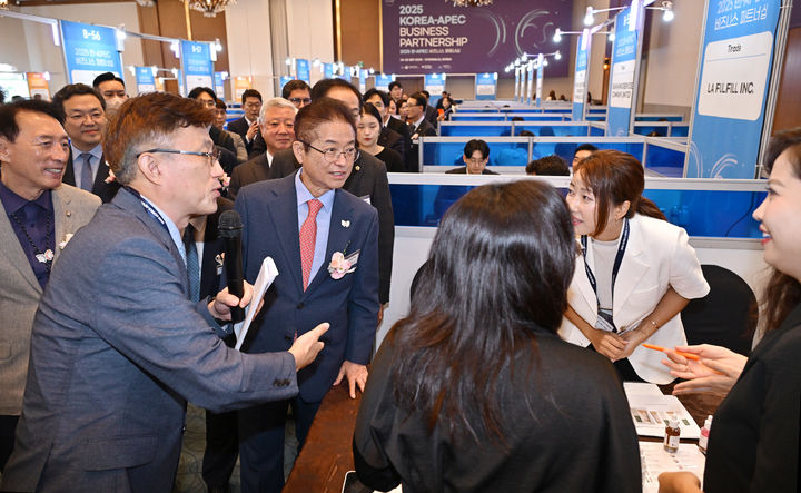 [안동=뉴시스] 24일 경주 라한셀렉트호텔에서 '2025 한-아시아태평양경제협력체(APEC) 비즈니스 파트너십' 행사가 개막돼 이철우 경북도지사와 국민의힘 김석기 의원 등이 행사장을 둘러보고 있다. (사진=경북도 제공) 2025.09.24 photo@newsis.com *재판매 및 DB 금지