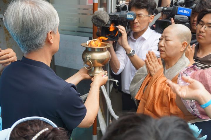 [서울=뉴시스] 대한불교조계종 사회노동위원회가 지난 6월24일 아리셀 공장 앞에서 참사 1주기 추모 위령재를 지내고 있다. (사진=대한불교조계종 제공) 2025.09.24. photo@newsis.com *재판매 및 DB 금지