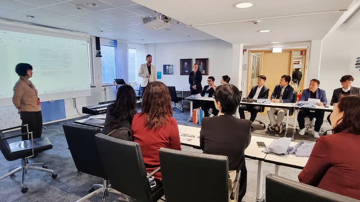 [창원=뉴시스]나카교육청 관계자가 스웨덴 교육정책에 대해 발표하는 모습.(사진=경남교육청 제공) 2025.09.24.photo@newsis.com *재판매 및 DB 금지