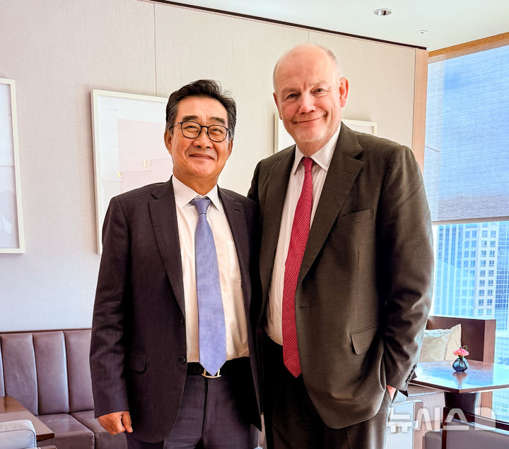 [서울=뉴시스] 글로벌 미디어 협력 강화를 위해 회동한 유진그룹 유경선 회장(왼쪽)과 CNN 마크 톰슨 회장.