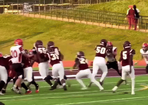 [뉴시스] 미국 미시간 칼라마주 센트럴 고등학교 미식축구팀의 한 선수가 쓰러져있는 상대 레이크쇼어 선수에게 몸을 던져 척추 골절상을 입는 사고가 발생했다. 2025.09.24. (사진=WSBT-TV) *재판매 및 DB 금지 *재판매 및 DB 금지