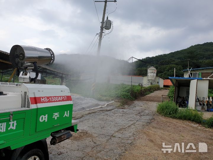 [여주=뉴시스]아프리카돼지열병 특별방역 모습(사진=여주시 제공) 2025.09.24. photo@newsis.com