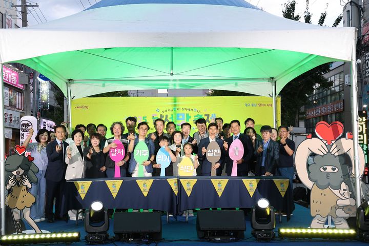 [대구=뉴시스] 대구 달서구는 대표 음식문화거리인 이곡으뜸길과 장기먹거리촌에서 열린 '달서 맛 축제'를 마무리했다. (사진=대구 달서구 제공) 2025.09.24. photo@newsis.com *재판매 및 DB 금지