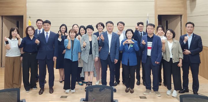 24일 충북 청주시 상당구 문화동 충북연구원에서 열린 청주공항 민간 전용 활주로 건설 및 활성화를 위한 정책포럼 참석자들이 기념촬영하고 있다. (사진=충북연구원 제공) *재판매 및 DB 금지