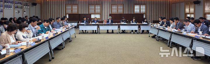 [영천=뉴시스] 경북 영천시는 국정과제 5개년 계획 연계 지역사업 발굴 보고회를 열었다고 24일 밝혔다. (사진=영천시 제공) 2025.09.24. photo@newsis.com 