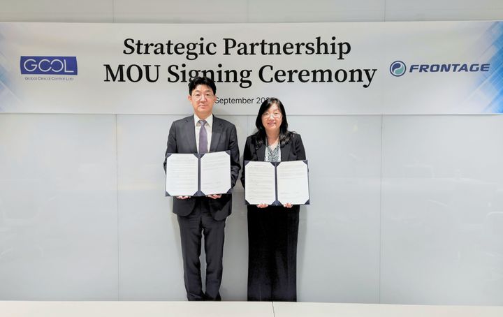 [서울=뉴시스] 업무 협약 체결식 후 기념 촬영 중인 조관구 지씨씨엘 대표(좌측)와 난장 프론티지 수석 부사장 (사진=지씨씨엘 제공) 2025.09.24. photo@newsis.com *재판매 및 DB 금지