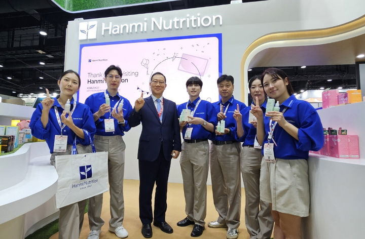 [남원=뉴시스] 최근 태국 방콕에서 열린 '비타푸드 아시아(Vitafoods Asia) 2025' 브렌드관의 한미화장품 코너에서 정명수 대표를 비롯한 직원들이 제품을 홍보하며 사진을 찍고 있다. *재판매 및 DB 금지