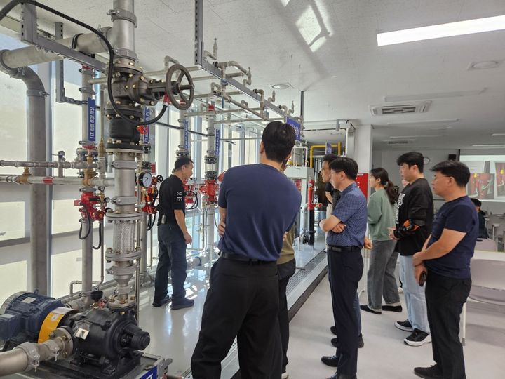 [대구=뉴시스] 대구 달서소방서는 소방교육훈련센터에서 예방 업무능력 강화와 업무 범위 확대를 위한 실습 중심의 교육을 시행했다. (사진=대구 달서소방서 제공) 2025.09.24. photo@newsis.com *재판매 및 DB 금지