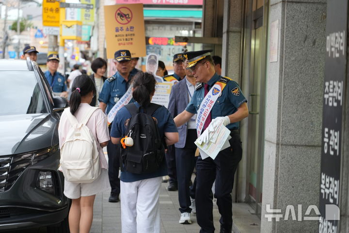 [부천=뉴시스]정일형 기자 = 이규환 부천오정경찰서장이 23일 원종역 주변에서 보이스피싱 예방 전단지를 시민들에게 나눠주고 있다. (사진=부천오정경찰서 제공)