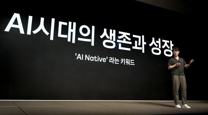 [서울=뉴시스] 정규돈 카카오 최고기술책임자(CTO)가 24일 오전 경기 용인시 카카오AI캠퍼스에서 열린 '이프카카오 25'에서 기조연설을 하고 있다. (사진=카카오 제공) *재판매 및 DB 금지