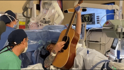 [뉴시스] 뇌종양 수술을 받으며 기타를 치는 영국인 남성의 모습. (사진=SWNS) 2025.9.24 *재판매 및 DB 금지