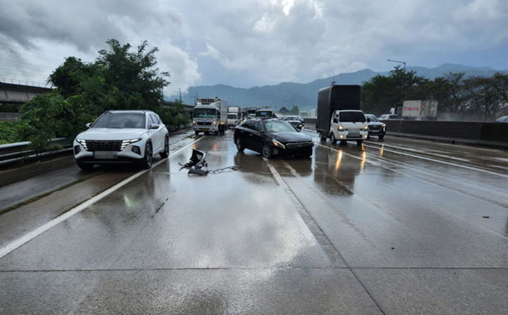 [진주=뉴시스]김해시 진례면 남해고속도로 창원방향 당시 사고차량.(사진=경남소방본부 제공).2025.09.24.photo@newsis.com *재판매 및 DB 금지