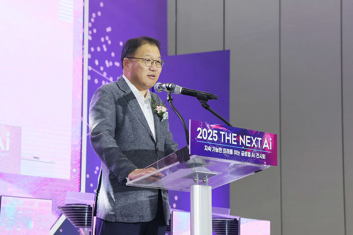 [창원=뉴시스] 강경국 기자 = 장금용 경남 창원시장 권한대행이 24일 창원컨벤션센터에서 열린 '2025 경남 디지털위크 The Next AI' 개막식에서 인사말을 하고 있다. (사진=창원시청 제공). 2025.09.24. photo@newsis.com *재판매 및 DB 금지