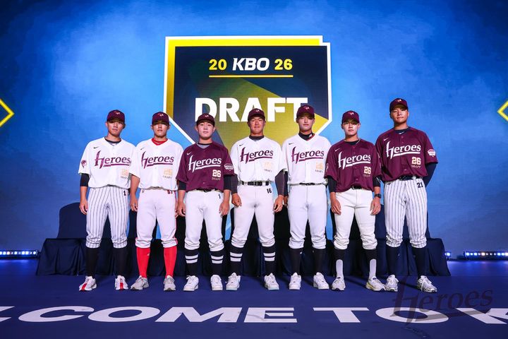 [서울=뉴시스] 17일 서울 송파구 롯데호텔월드에서 열린 2026 KBO 신인 드래프트에서 키움 히어로즈에 지명된 신인 선수들이 기념촬영을 하고 있다. (사진=키움 히어로즈 제공) 2025.09.17. *재판매 및 DB 금지