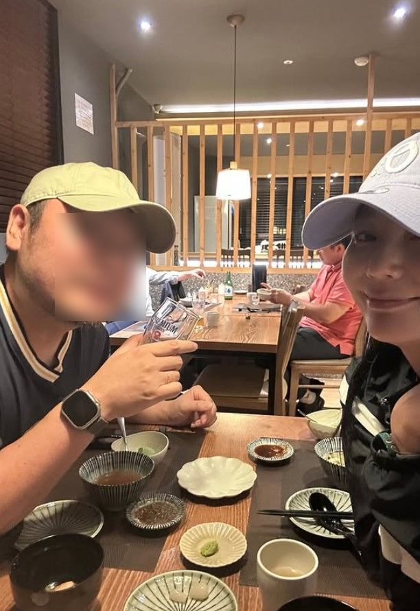 [서울=뉴시스] 방송인 안혜경(오른쪽)이 결혼 2주년을 맞아 남편과 근황을 공개했다. (사진=안혜경 인스타그램 캡처) 2025.09.24. photo@newsis.com *재판매 및 DB 금지