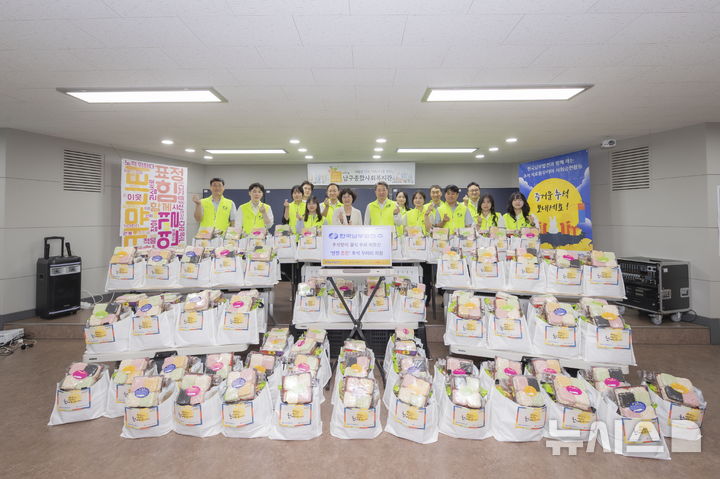 [세종=뉴시스]한국남부발전은 추석 명절을 맞아 지역 복지기관과 협력해 식품꾸러미 봉사활동을 전개했다고 24일 밝혔다. 이번 활동은 지역 내 취약계층 지원과 골목상권 활성화를 위해 마련됐다.(사진=남부발전 제공)